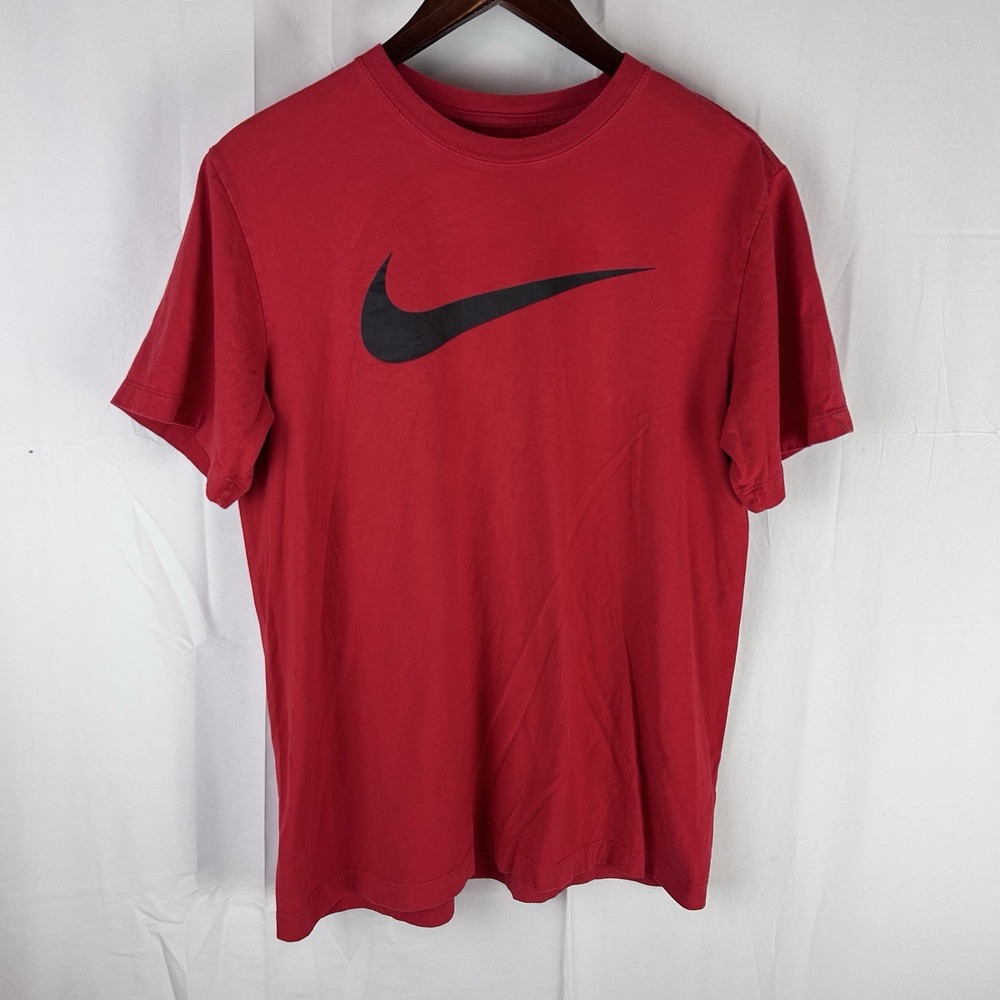 Nike Shirt Adult Red Tee Casual Cotton Swoosh Logo Modern Fit Gym Mens Medium